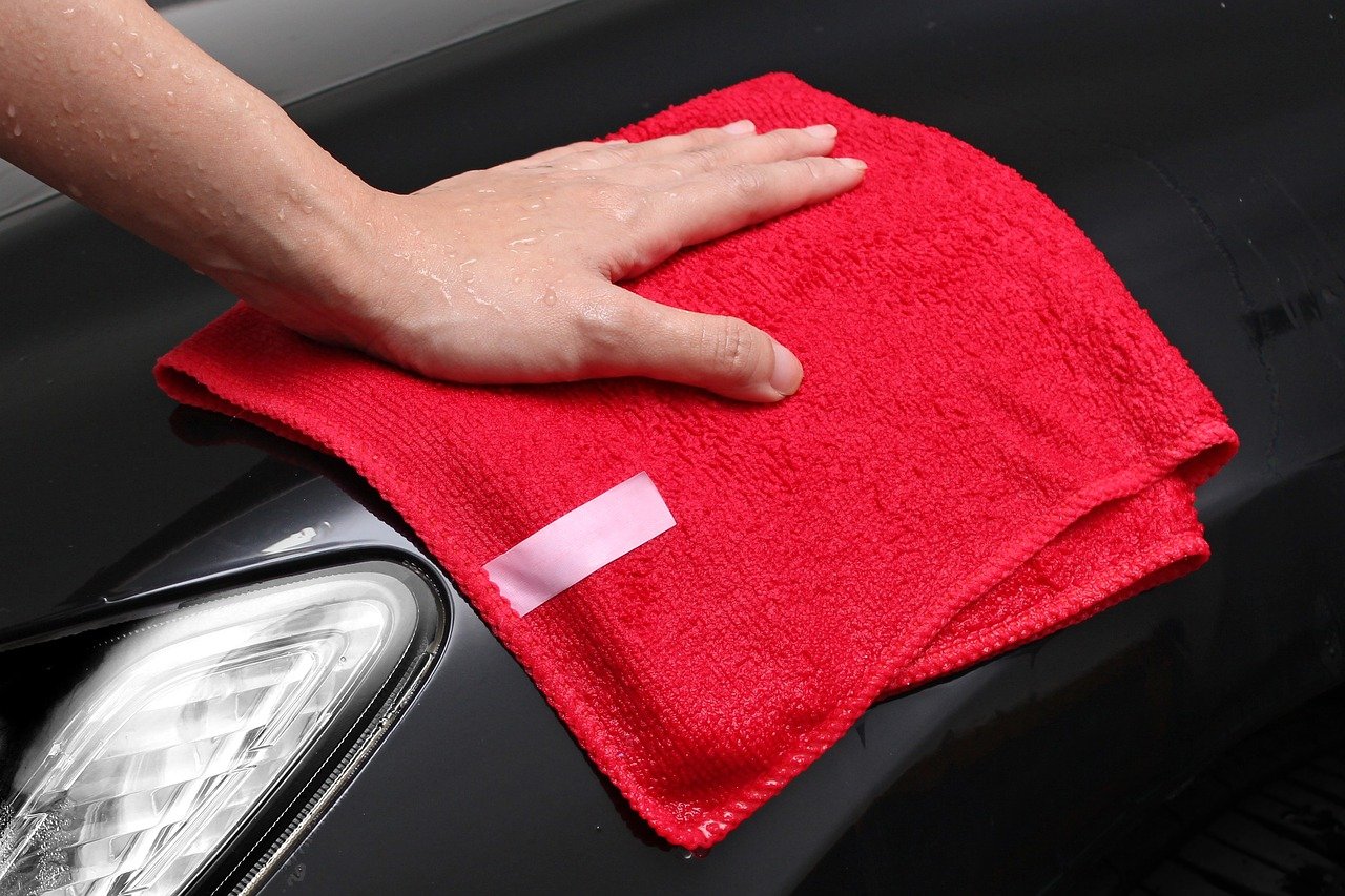 Microfibre cloth for wet and dry cleaning