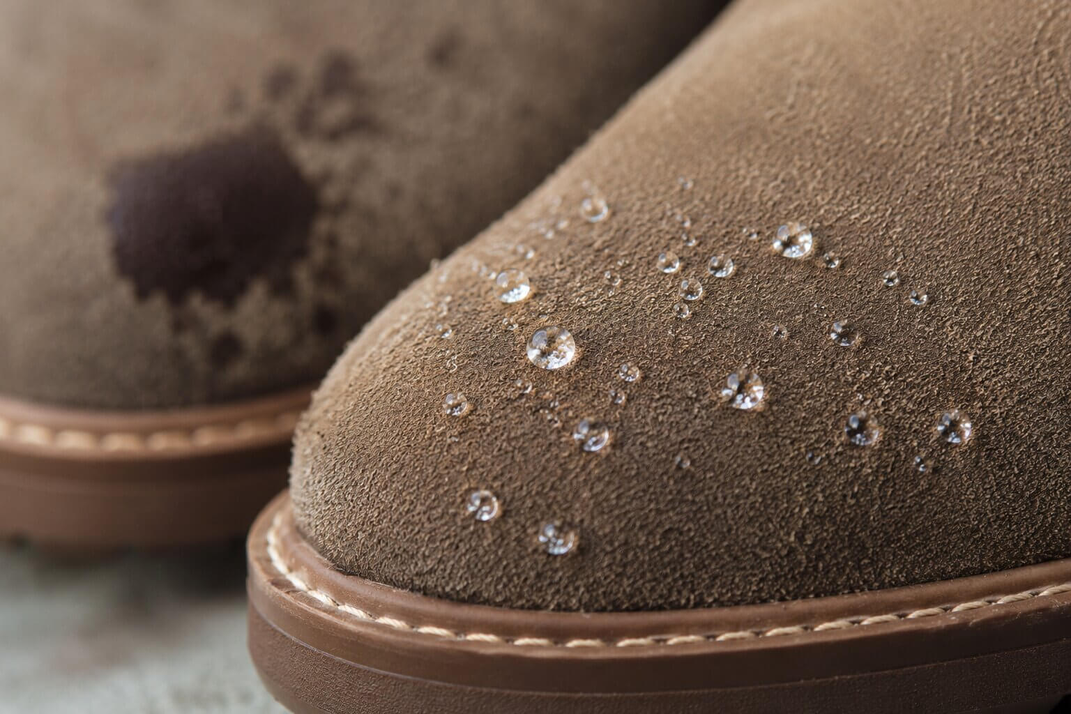 shoe waterproofing bead test water droplets leather.jpg