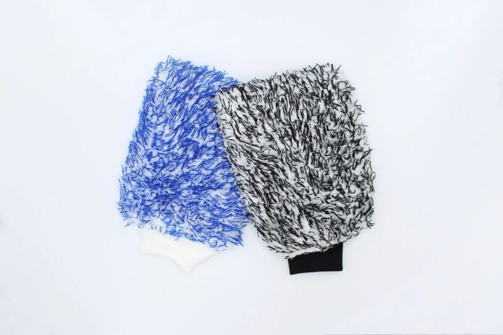 Microfiber car washing mitts in different colors