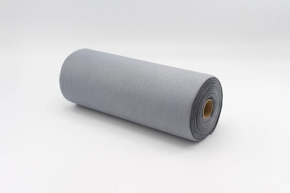 Streak-free glass cleaning microfibre roll of cloths